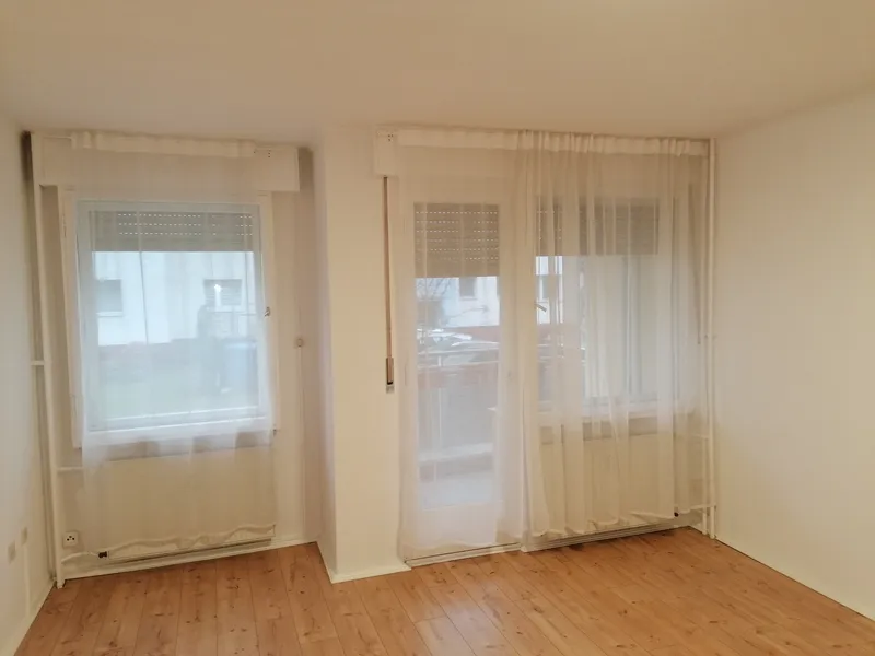 Vollständig renovierte 2-Raum-Hochparterre-Wohnung mit Balkon und EBK in Berlin-Spandau — photo 1